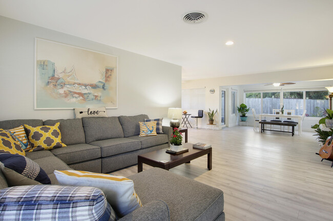 Building Photo - 466 Tequesta Dr