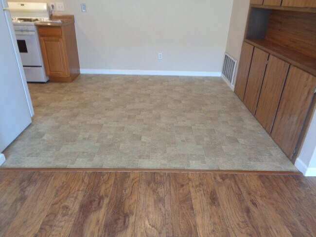 Building Photo - 1518 Upland Dr