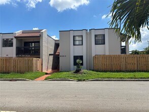 Building Photo - 8883 Fontainebleau Blvd