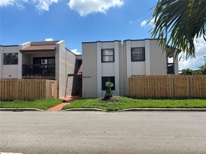 Building Photo - 8883 Fontainebleau Blvd