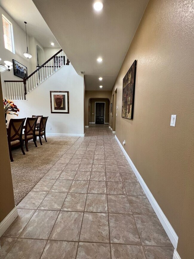 Building Photo - 9355 Pinehurst Dr