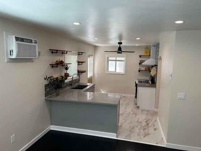 Foto del edificio - 2327 Montrose Ave