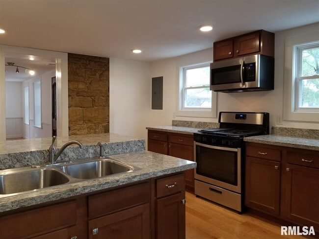 Foto del edificio - 118 Dodge St