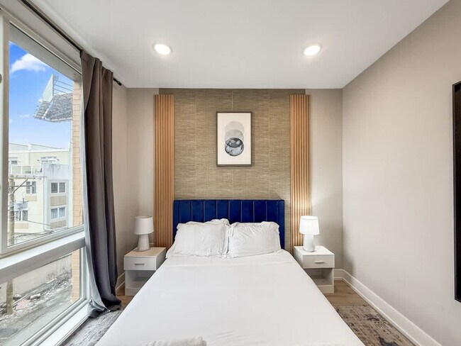 Building Photo - 901 Canal St