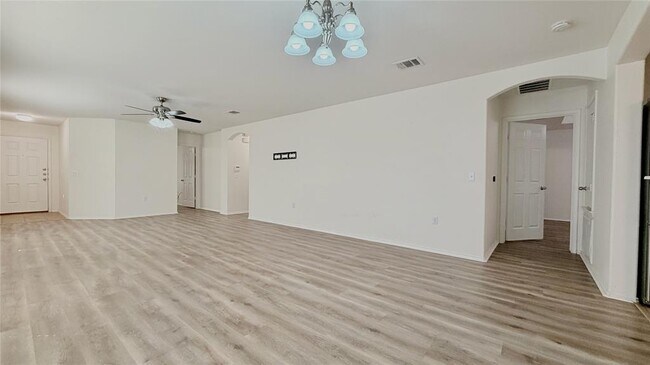 Foto del edificio - 5713 Nelson Oaks Dr