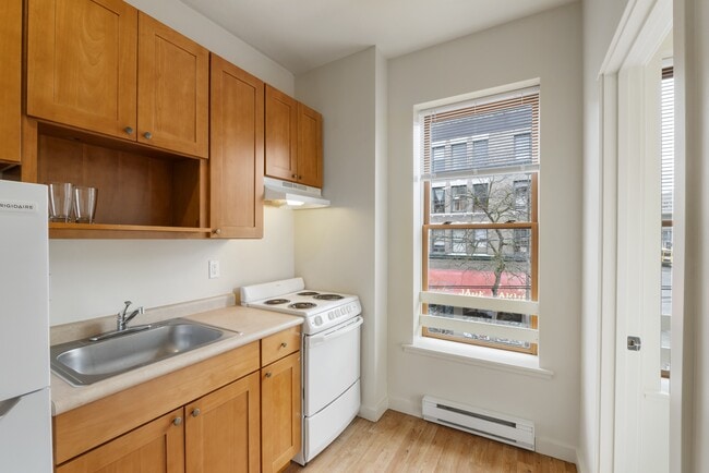 Cocina de 2 dormitorios con electrodomésticos. - Milwaukee Apartments