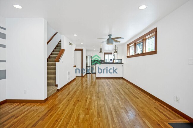 Foto del edificio - 3 BED & 3 BATH TOWNHOME FOR RENT