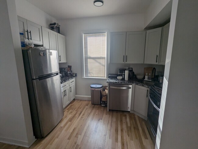 Foto del edificio - 2470 N Clybourn Ave