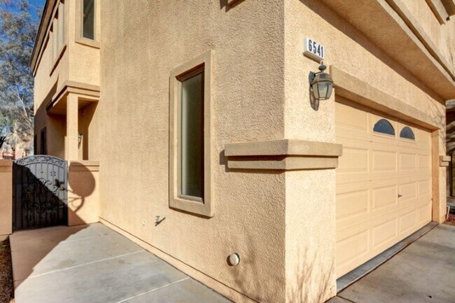 Foto del edificio - Awesome 3 Bedroom, 2 Story Home in North L...