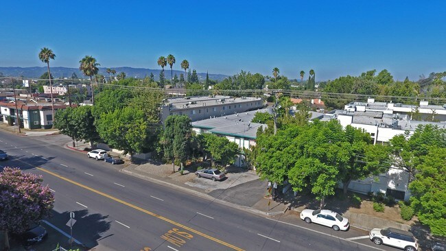Foto del edificio - Chateau 6461 Kester Apartments, LLC