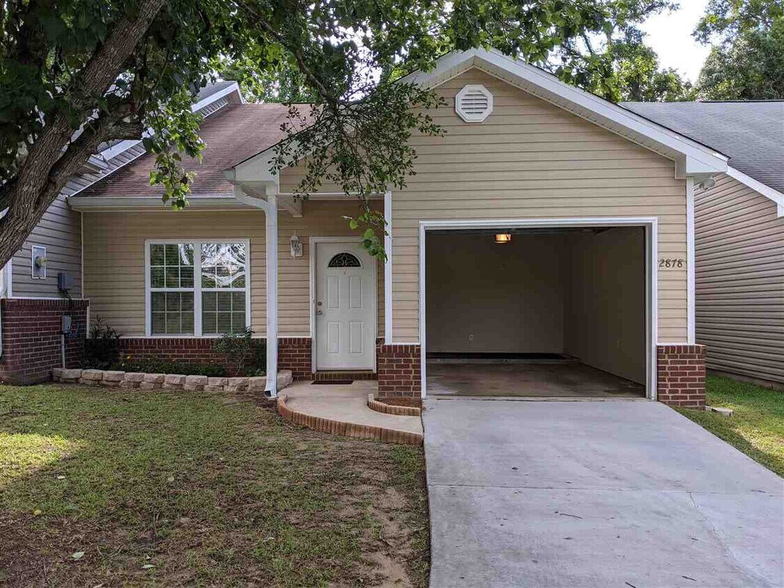 Primary Photo - 2878 Lakeshore Dr