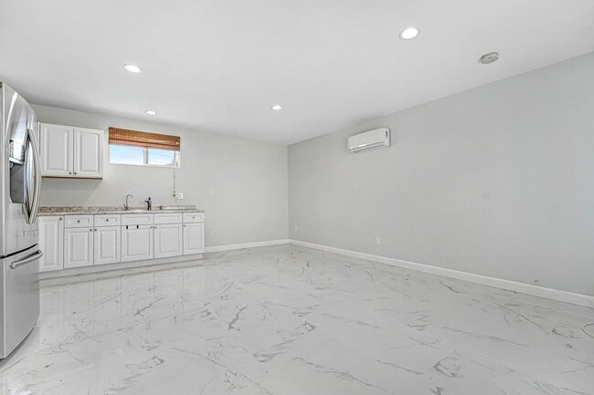 Building Photo - Private & Renovated 2-Bedroom Guest House in Prime Granada Hills Location