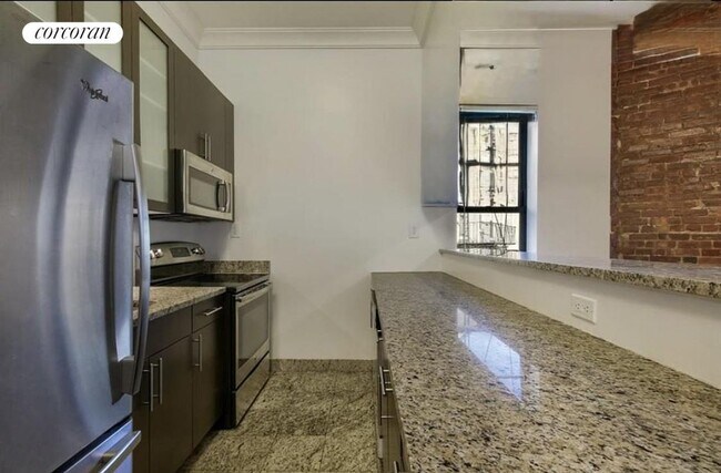 Foto del edificio - 70 W 11th St