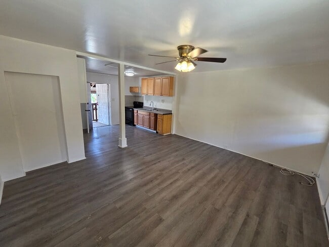 Building Photo - Recently Updated 2 Bedroom 1 Bath Duplex