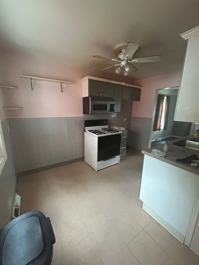 Building Photo - Elegant Living in a Prime Location: Your I...