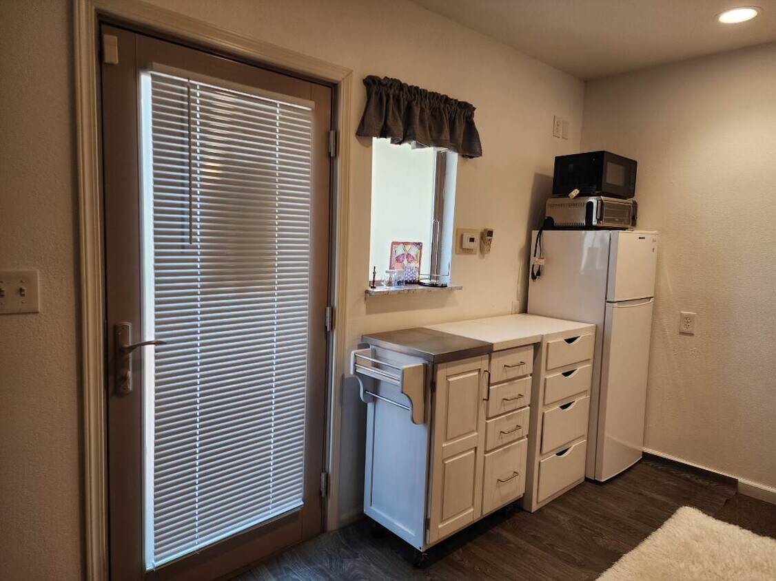 2448 Country Club Ln Unit PRIVATE STUDIO, Selma, CA 93662 Apartments