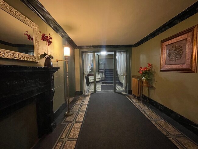 Foto del edificio - 6142 N Kenmore Ave