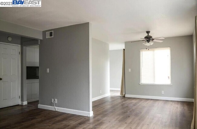 Building Photo - 538 Blue Jay Dr