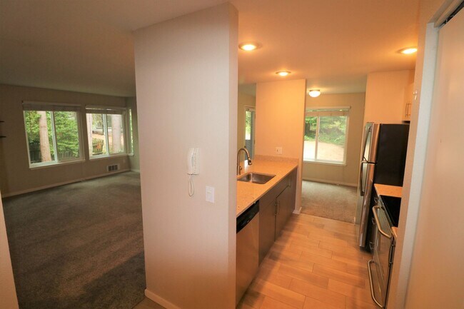 Foto del edificio - Spacious 1 Bed 1 Bath Corner Unit in North...