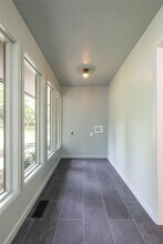 Building Photo - 884 Shrewsbury Ln