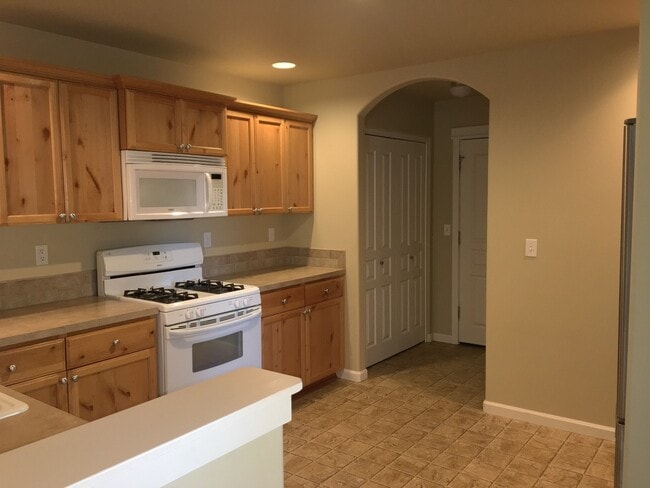 Building Photo - 3 Bedroom / 2.5 Bathroom Home in Fieldston...