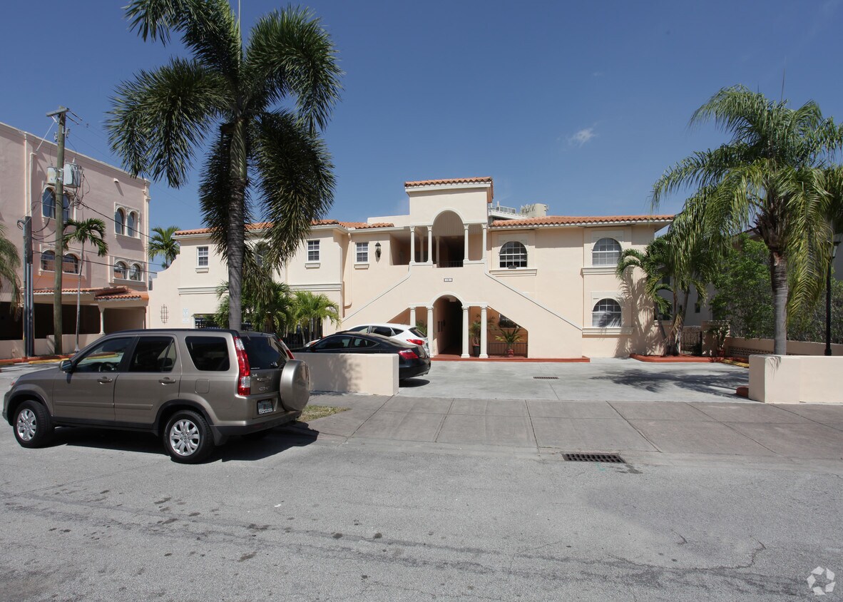 Building Photo - 131 Antiquera Ave