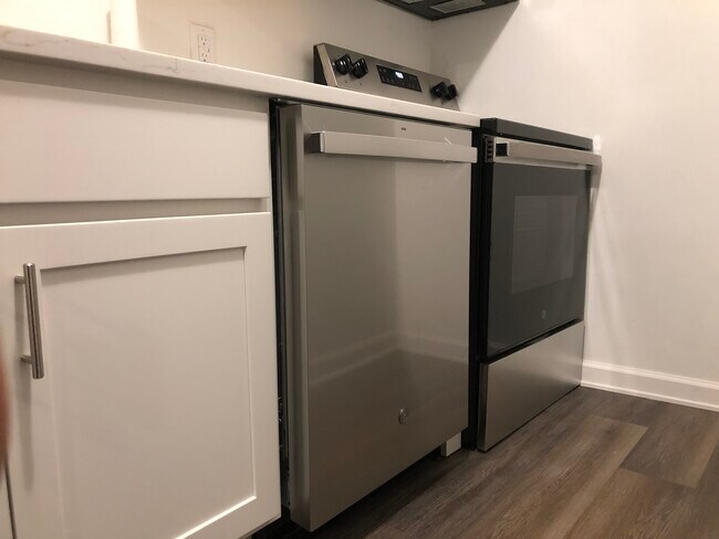 Cocina moderna reformada con vitrocerámica y lavavajillas. - 261 Simpson Ave