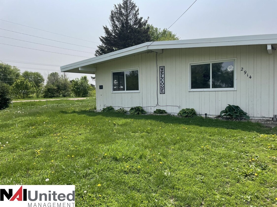 Primary Photo - 3 bedroom, 1 bath duplex for rent!