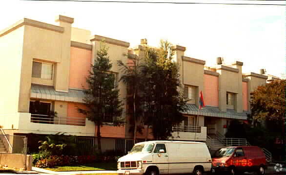 Building Photo - Moorpark Townhomes