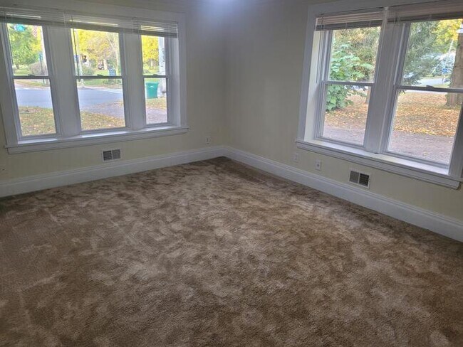 Building Photo - Perfect For Student Housing! 4 Bedroom Hou...