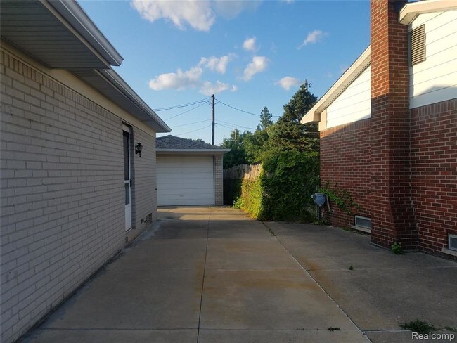 Building Photo - 15129 Elderwood Dr