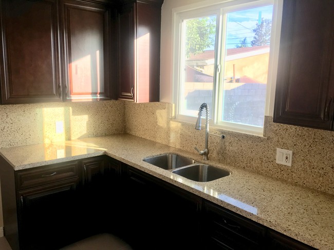 Cocina - 11300 Emelita St