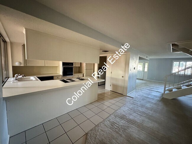 Foto del edificio - Spacious and unique 3 bedroom 2 and a half bath house on the golf course!