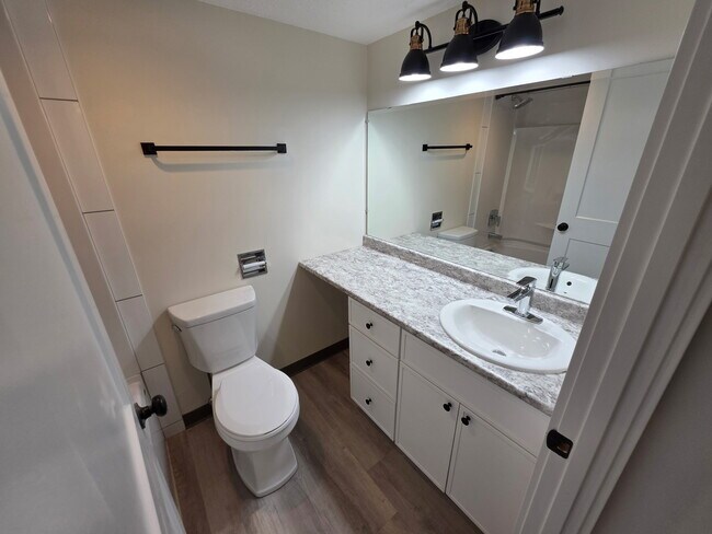 Photo du bâtiment - 10132-712 102 Ave