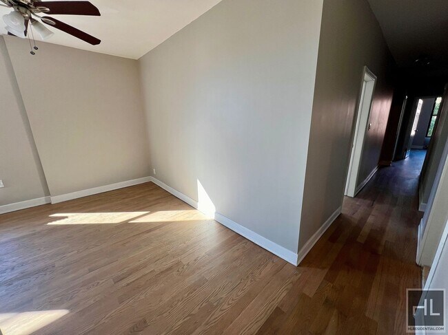 Building Photo - Sunny Lofted 4BR 1BA in Massive Renovated ...