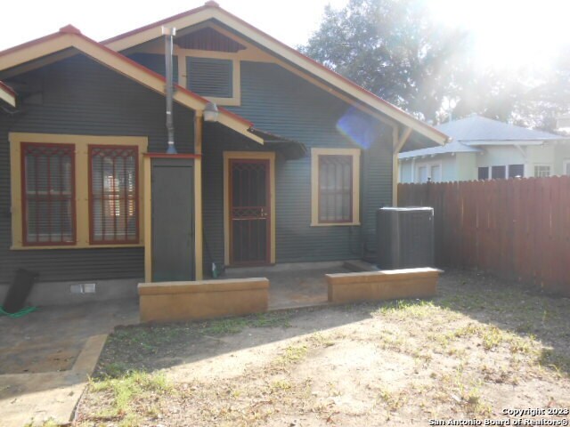 Building Photo - 711 E Evergreen Ct