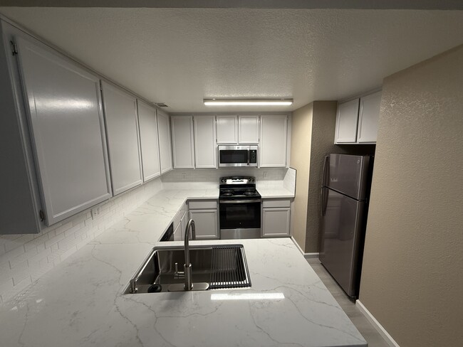 Building Photo - 1102 Cedar Creek Dr