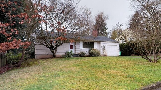 Building Photo - Multnomah Village - Single Level, Large Ya...
