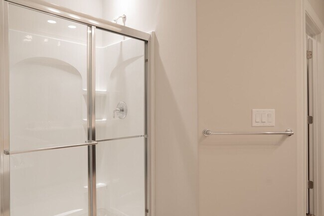 Foto del edificio - Walkertown- 3 bedroom, 3 bath town home