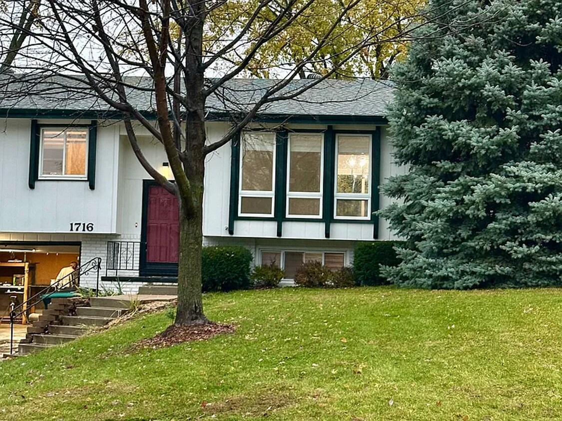 Primary Photo - 1716 S 162nd St