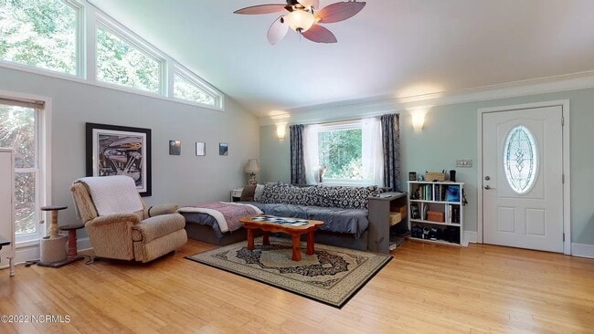 Foto del edificio - 114 Hawthorne Rd