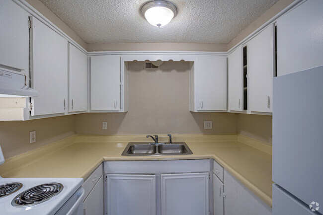 2BR, 1BA - 975SF - Kitchen - Verde Vista