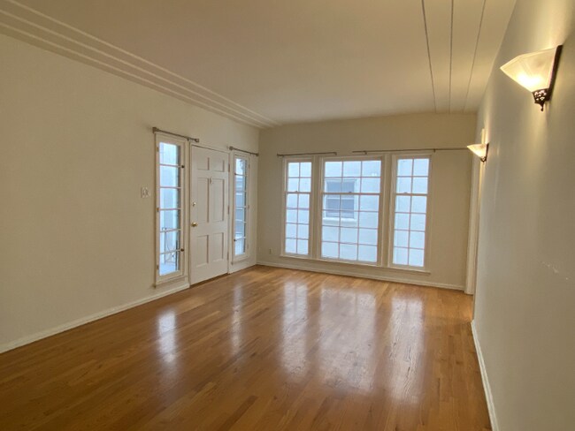 Foto del edificio - 9006 Burton Way