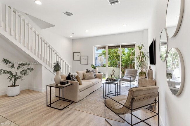 Building Photo - 3 br, 2.5 bath House - 617 NW 1st Ave # 623