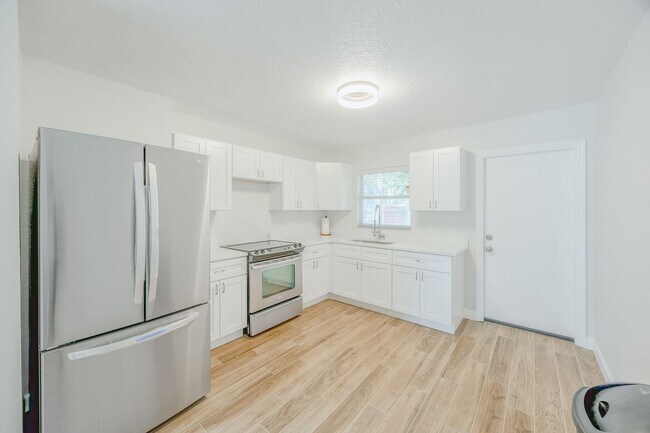 Building Photo - Beautifully Remodeled 2-Bed/1-Bath Half Du...