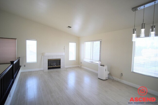 Foto del edificio - Charming 3 Bed 2.5 Bath Home Located Off of White Lane and Gosford!