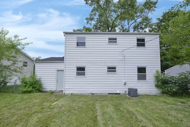 Building Photo - 3302 Sundale Rd