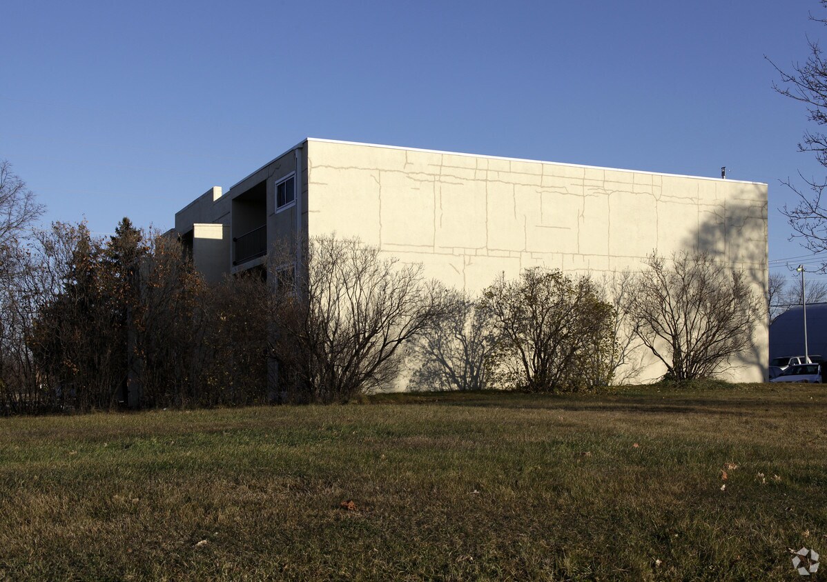 Building Photo - 102 2nd Ave NW
