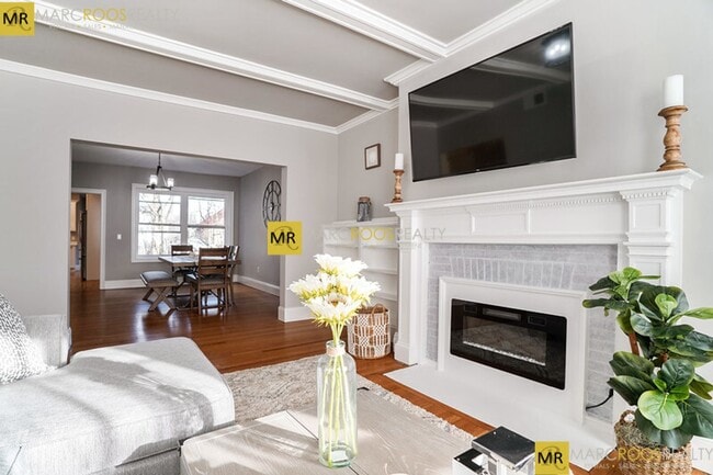 Building Photo - High End Luxury Family Apt w W/D in Unit