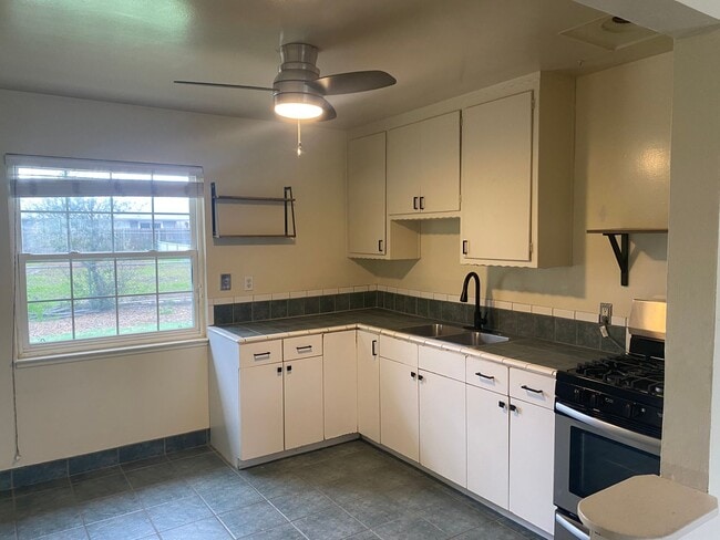 Building Photo - CHARMING COTTAGE IN DOWNTOWN PLEASANTON!